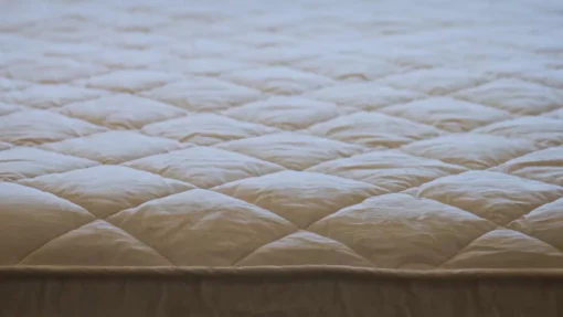 Washable-wool-mattress-pad-close-up-piping-detail_45th-st-bedding