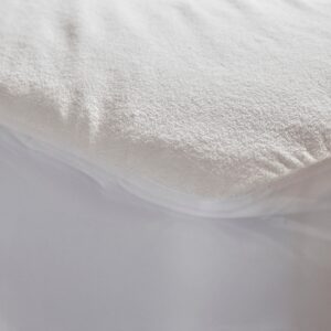 Waterproof Mattress Protector_Close Up Corner View_1000x1000_45th St Bedding