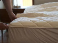 Washable-wool-mattress-pad-close-up-corner-fitting-model_45th-st-bedding