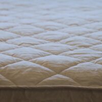 Washable-wool-mattress-pad-close-up-piping-detail_45th-st-bedding